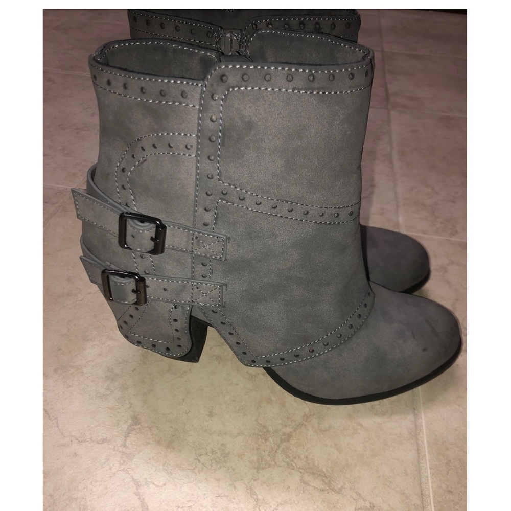 Small heel women’s boots